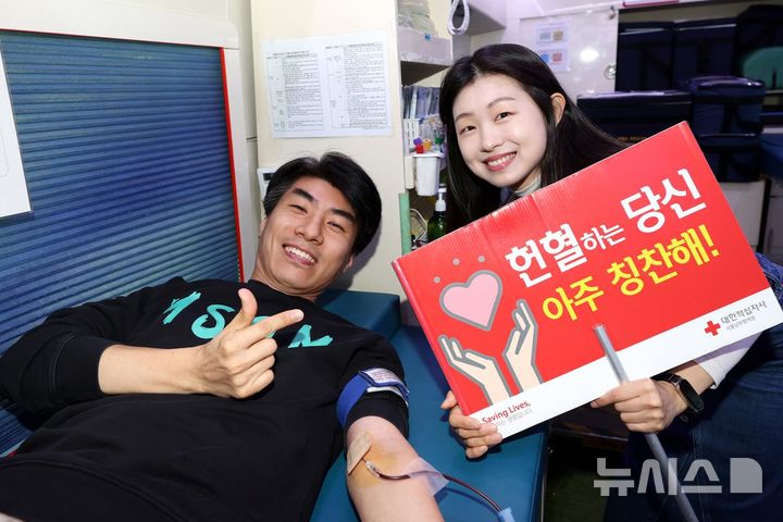 [서울=뉴시스] 대우건설 직원이 헌혈캠페인에 참가하고 있다.
