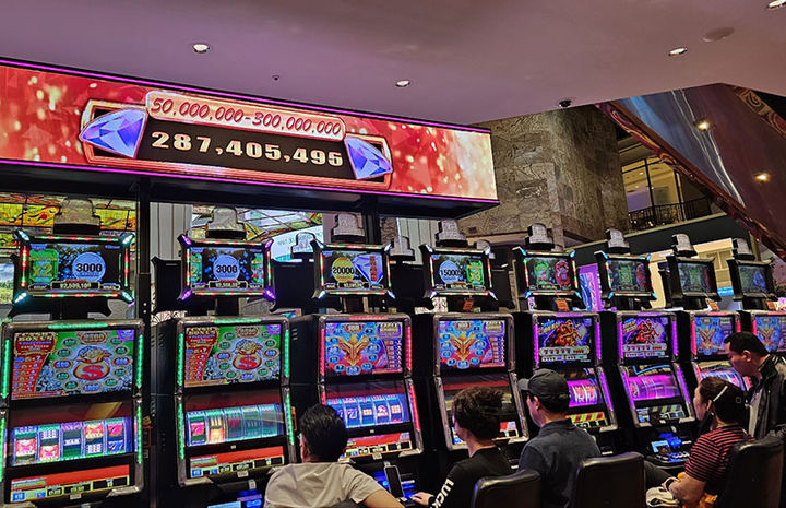 강원랜드에 설치된 인기 슬롯머신에서 고객들이 게임을 즐기고 있다. 슬롯머신에서는 고객들이 빵과 우유로 식사를 해결하는 경우가 비일비재하다.(사진=독자 제공) *재판매 및 DB 금지