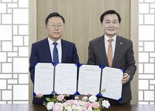 [고령=뉴시스] 이상재(왼쪽) 도로공사 경영부사장과 이남철 고령군수가 협약을 맺고 있다. (사진=한국도로공사 제공) 2025.05.01 photo@newsis.com *재판매 및 DB 금지