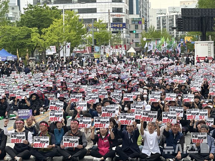 [대전=뉴시스] 김도현 기자 = 전국민주노동조합총연맹 대전본부가 1일 오전 11시 대전 서구 둔산동 대전시청 남문 앞 도로에서 내란세력 청산과 사회대개혁을 위한 투쟁을 외치고 있다. 2025.05.01. kdh1917@newsis.com