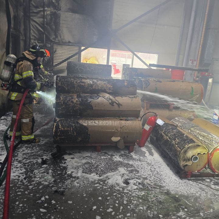 [음성=뉴시스] 1일 오전 9시39분 충북 음성군 원남면 한 플라스틱 필름 제조 공장에서 불이 나 40여분 만에 꺼졌다. (사진=음성소방서 제공) 2025.5.1. photo@newsis.com *재판매 및 DB 금지