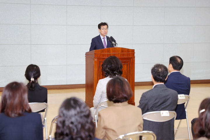 윤건영 충북도교육감이 1일 화합관에서 열린 월례조회에서 발언하고 있다.(사진=충북교육청 제공).2025.05.01.photo@newsis.com *재판매 및 DB 금지