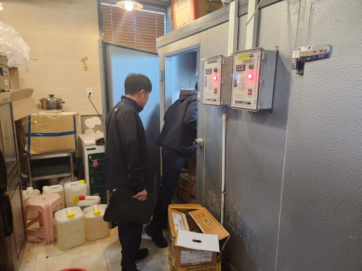 [제주=뉴시스] 제주도 자치경찰단은 4월14일부터 30일까지 갈치 취급 식당을 대상으로 원산지 표시에 대한 특별단속 활동을 했다. (사진=제주도 제공) 2025.05.01. photo@newsis.com *재판매 및 DB 금지