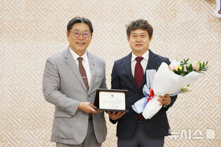 [김해=뉴시스]유니버셜오일 손인호 대표(사진 오른편), 김해 CEO상 수상. (사진=김해시 제공). 2025.05.01. photo@newsis.com 