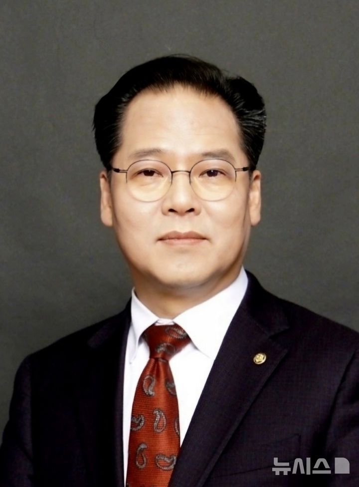 [완주=뉴시스]윤난슬 기자 = 전북 완주군학교운영위원장협의회는 신임 회장에 김도영 예원예술대학교 교수(전주예술고등학교 운영위원장)가 선출됐다고 1일 밝혔다.(사진=협의회 제공)