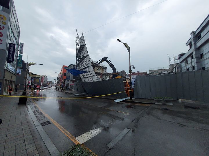 [정읍=뉴시스] 1일 낮 12시51분께 전북 정읍시 수성동의 구 정읍우체국 철거 공사 현장에서 가림막 등이 강풍에 휘청여 제자리를 이탈해있다. (사진=전북도소방본부 제공) 2025.05.01. photo@newsis.com *재판매 및 DB 금지