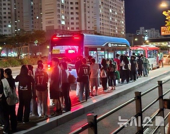 [전주=뉴시스] 전북 전주시는 6일 오후 2시 전주월드컵경기장에서 열리는 전북현대모터스FC와 대전하나시티즌 간 K리그 경기를 관람하기 위해 경기장을 찾는 관람객에게 교통 편의를 제공하기 위해 '1994번 특별노선'을 운영한다고 1일 밝혔다. (사진=전주시 제공)