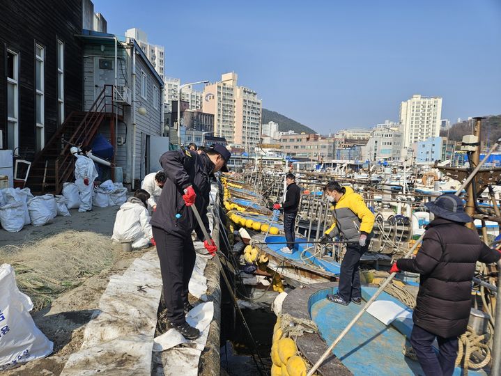 [부산=뉴시스] 해경이 방제 작업을 진행하고 있다. (사진=부산해양경찰서 제공) 2025.05.01. photo@newsis.com *재판매 및 DB 금지