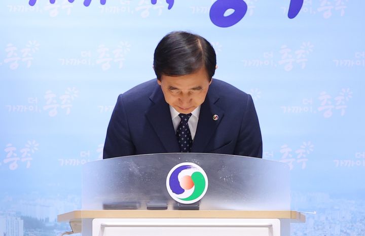 [충주=뉴시스] 이병찬 기자 = 충북 충주시 조길형 시장이 1일 충주시청 브리핑룸에서 장애인도민체전 부실 도시락 논란에 관해 사과하고 있다.(사진=충주시 제공)2025.05.01.bclee@newsis.com *재판매 및 DB 금지