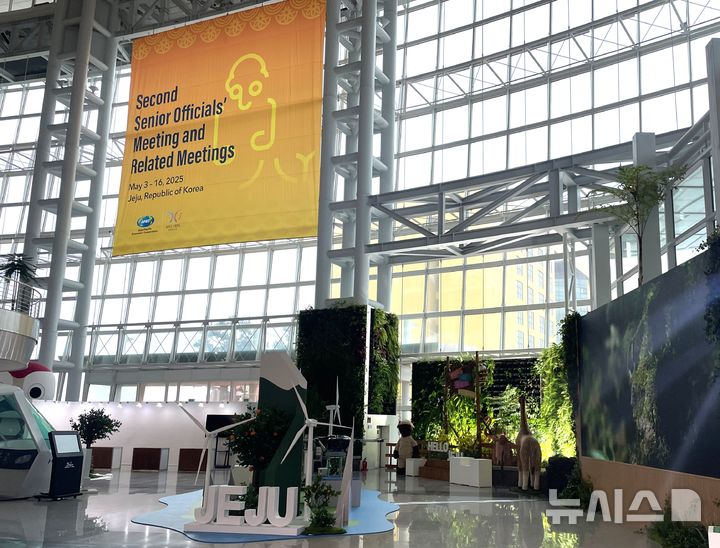 [제주=뉴시스] 제주도는 아시아태평양경제협력체(APEC) 제주회의가 열리는 제주국제컨벤션센터에 숲과 나무를 테마로 한 개방형 전시공간을 마련했다. (사진=제주도 제공) 2025.05.01. photo@newsis.com