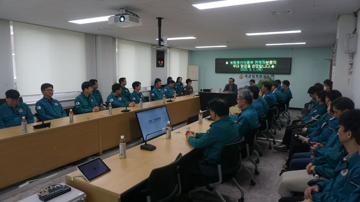 [세종=뉴시스] 농림축산식품부는 방역정책국 소속 직원들은 1일 대전 유성구 국군의학연구소를 방문해 군의 역학조사 및 진단 시설을 견학하고, 인수공통전염병 확산 방지를 위한 협업과제를 논의했다고 밝혔다. (사진=농식품부 제공) 2025.05.01. photo@newsis.com&nbsp; *재판매 및 DB 금지