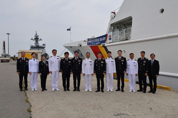 [동해=뉴시스] 동해지방행양경찰청, 해군 1함대 관계자들이 해경 3018함에서 스마트정비지원센터 건립을 위한 양해각서를 체결한후 기념사진을 찍고 있다.(사진=동해해경청 제공) *재판매 및 DB 금지