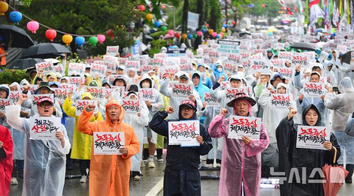 [청주=뉴시스] 서주영 기자 = 민주노총 충북본부가 지난해 5월 1일 청주시 상당구 충북개발공사 앞 도로에서 '2025 세계노동절 충북노동자대회'를 하고 있다. 2025.05.01. juyeong@newsis.com