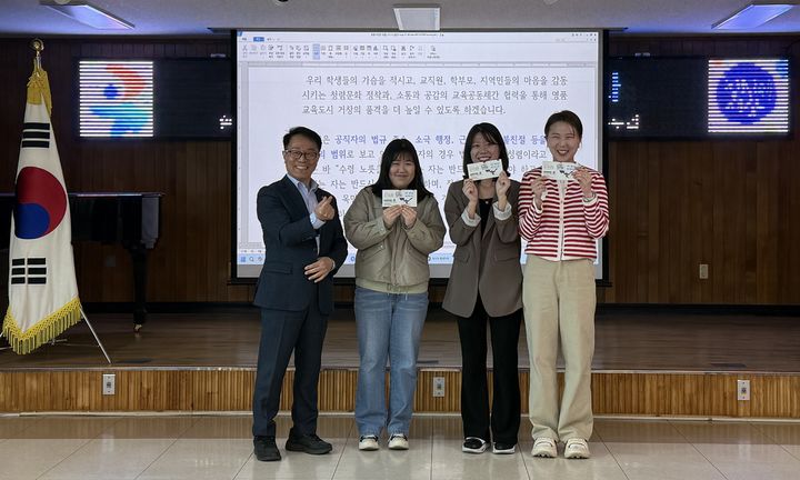 [거창=뉴시스] 청렴으로 여는 아침, 보안으로 다지는 하루 (사진=거창교육지원청 제공) 2025. 05. 01. photo@newsis.com&nbsp; *재판매 및 DB 금지