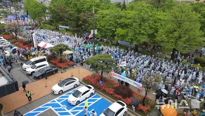 [청주=뉴시스] 서주영 기자 = 민주노총 충북본부가 1일 청주시 상당구 충북개발공사 앞 도로에서 '2025 세계노동절 충북노동자대회'를 하고 있다. 2025.05.01. juyeong@newsis.com