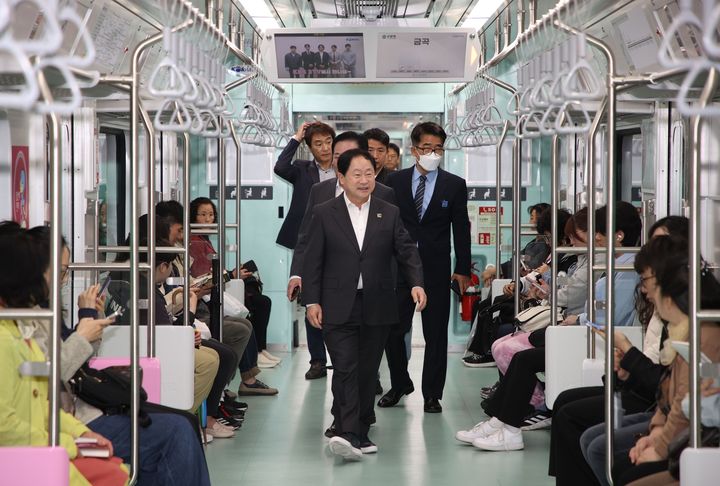 주광덕 남양주시장이 마석~상봉 셔틀열차 운행 첫날인 1일 상봉 방향 첫 차에 탑승해 현장을 점검하고 있다. (사진=남양주시 제공) photo@newsis.com *재판매 및 DB 금지