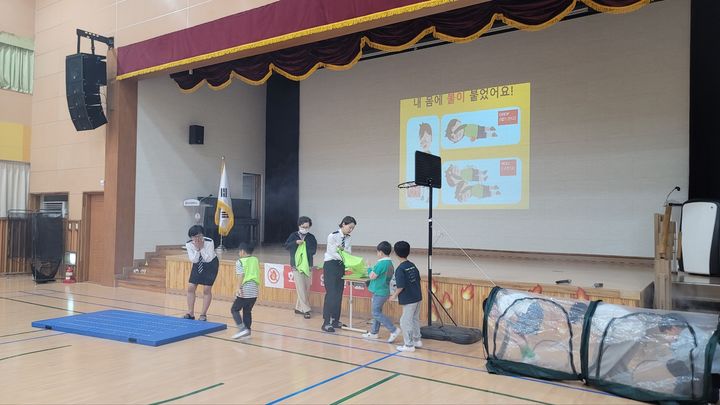 [안동=뉴시스] 1일 경주 불국사초등학교에서 '찾아가는 안전 체험 교육'이 진행되고 있다. (사진=경북교육청 제공) 2025.05.01. photo@newsis.com *재판매 및 DB 금지
