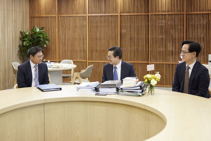 [수원=뉴시스] 김동연 경기도지사가 1일 강성천 경기연구원장, 오후석 경기도평생교육진흥원장과 대화하고 있다. (사진=경기도 제공) 2025.05.01. photo@newsis.com *재판매 및 DB 금지