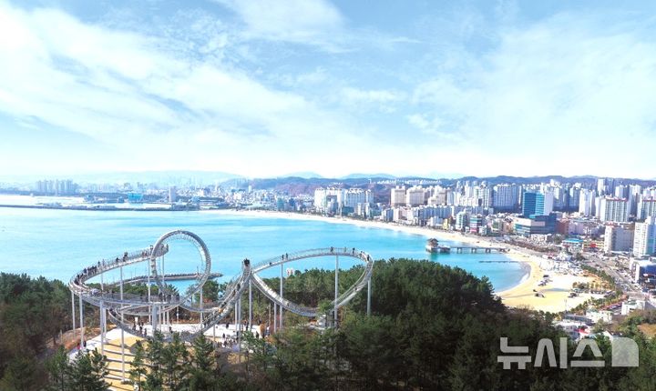 [포항=뉴시스] 송종욱 기자 = 포항시는 황금연휴 기간 6개 반 212명 규모의 종합상황실을 운영해 관광객 편의를 제공한다. 사진은 포항의 주요 관광지인 스페이스워크 전경. (사진=포항시 제공) 2025.05.01. photo@newsis.com