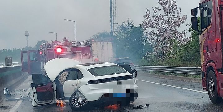 [완주=뉴시스] 1일 오후 1시27분께 전북 완주군 이서면 호남고속도로 상행선 166㎞ 지점을 달리던 스포츠유틸리티차량(SUV)이 빗길에 미끄러진 뒤 화재가 발생해 도로 위에 놓여있다. (사진=전북도소방본부 제공) 2025.05.01. photo@newsis.com *재판매 및 DB 금지