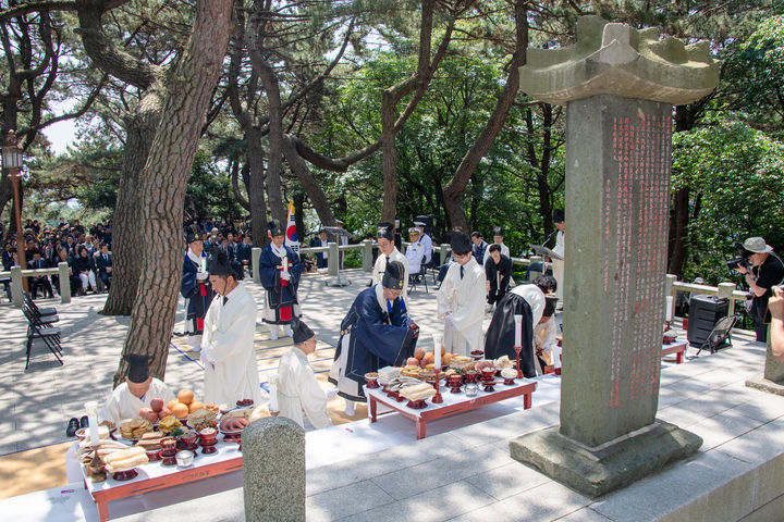 [부산=뉴시스] 지난해 5월21일 제432주기 윤흥신공 향사 봉행 모습. (사진=사하구청 제공) 2025.05.01. photo@newsis.com *재판매 및 DB 금지