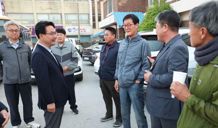 [고창=뉴시스] 심덕섭 고창군수(왼쪽 두번째)가 '근로자의 날'인 1일 법정 휴일임에도 대중교통 체계 유지를 위해 쉬지 못한 대한고속 고창영업소 버스기사들을 찾아 격려하며 환담을 나누고 있다. *재판매 및 DB 금지