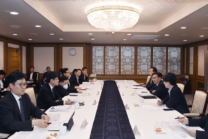 [세종=뉴시스] 김범석 기획재정부 1차관은 서울 종로구 정부서울청사에서 '제3차 통상현안 관련 범정부 국내대응 전담반(TF)' 회의를 주재하고 관세 피해 기업과 수출기업에 대한 금융지원 방안 등을 논의했다. (사진=기재부 제공) 2025.05.01. photo@newsis.com *재판매 및 DB 금지