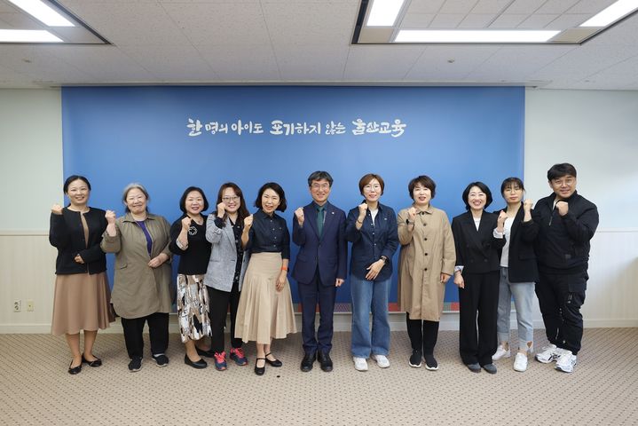 [울산=뉴시스] 울산시교육청은 1일 세계노동절을 맞아 학생노동인권교육강사단과 간담회를 열었다. (사진=울산시교육청 제공). 2025.05.01. photo@newsis.com *재판매 및 DB 금지