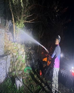[남원=뉴시스] 1일 오전 2시28분께 전북 남원시 지리산국립공원 안에서 불이 나자 공성훈 와운마을 이장이 비상소화장치를 통해 초기 진화를 시도하고 있다. (사진=전북도소방본부 제공) 2025.05.01. photo@newsis.com *재판매 및 DB 금지