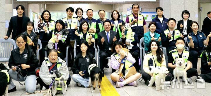 [안양=뉴시스] 안양시 반려견 순찰대 '양반견' 출범식 참석자들이 반려견과 함께 기념 촬영을 하고 있다. (사진=안양시 제공).2025.05.01. photo@newsis.com *재판매 및 DB 금지