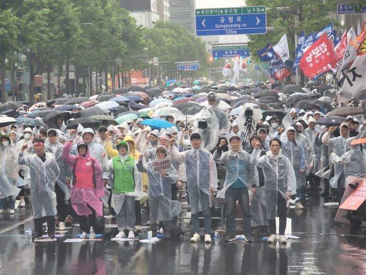 [대구=뉴시스] 이상제 기자= 전국민주노동조합총연맹(민주노총) 대구지역본부는 1일 오후 대구 중구 공평동 2.28기념중앙공원 앞 도로에서 '2025 세계노동절대회'를 열었다. 2025.05.01. king@newsis.com&nbsp; *재판매 및 DB 금지