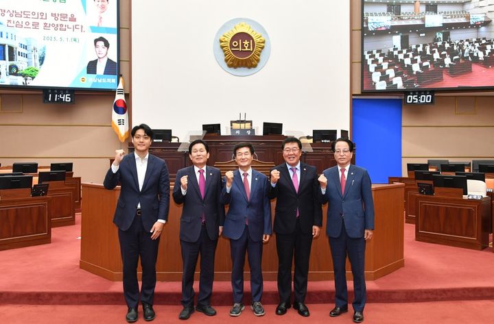 [부산=뉴시스] 부산시의회와 경남도의회 부산·경남행정통합특별위원회 회장단은 1일 처음으로 만나 앞으로의 계획을 공유했다. (사진=부산시의회 제공) 2025.05.01. photo@newsis.com *재판매 및 DB 금지