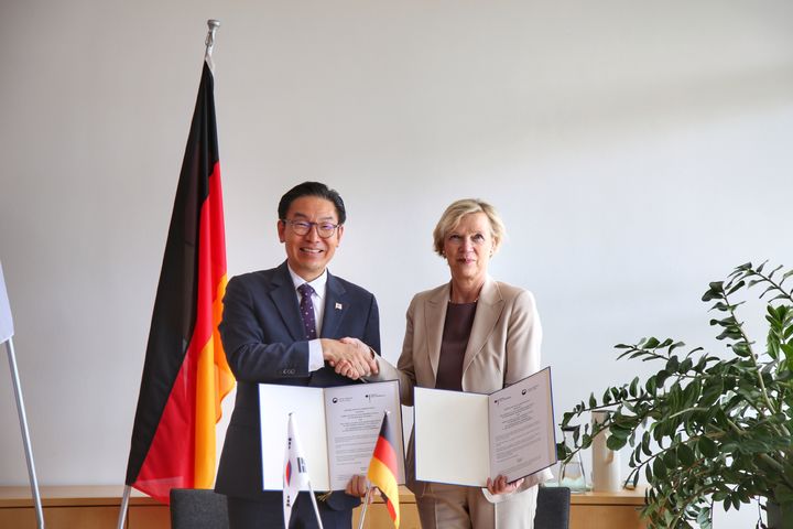 [뮌헨=뉴시스]김완기 특허청장(왼쪽)이 에바 슈비오르(Eva Schewior) 독일 특허상표청과 청장회담 및 업무협약 체결 뒤 기념촬영을 하고 있다.(사진=특허청 제공) *재판매 및 DB 금지