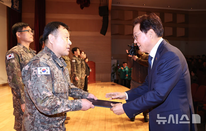 [창원=뉴시스]박완수(오른쪽) 경남도지사가 1일 제39보병사단 충무아트홀에서 열린 예비군 창설 제57주년 기념식에 참석해 유공자에게 표창을 수여하고 있다.(사진=경남도 제공) 2025.05.01. photo@newsis.com