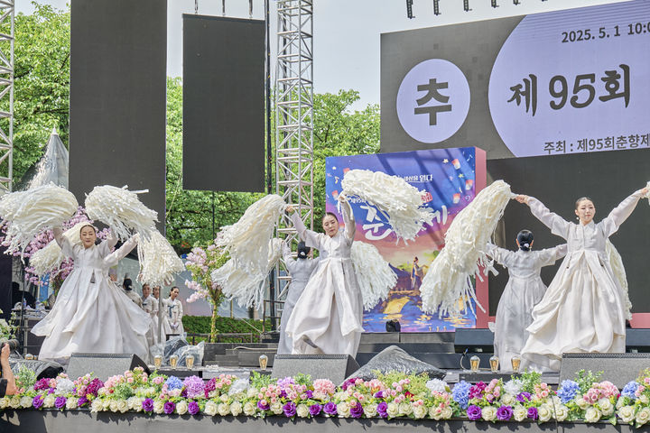 [남원=뉴시스] 김종효 기자 = 1일 ‘제95회 남원 춘향제’ 개막 2일째 축제 메인무대에서 열린 ‘춘향제향’ 시립국악단원들이 춘향의 넋을 기리는 살풀이춤을 추고 있다. (사진 = 남원시 제공) 2025.05.01. photo@newsis.com&nbsp; *재판매 및 DB 금지