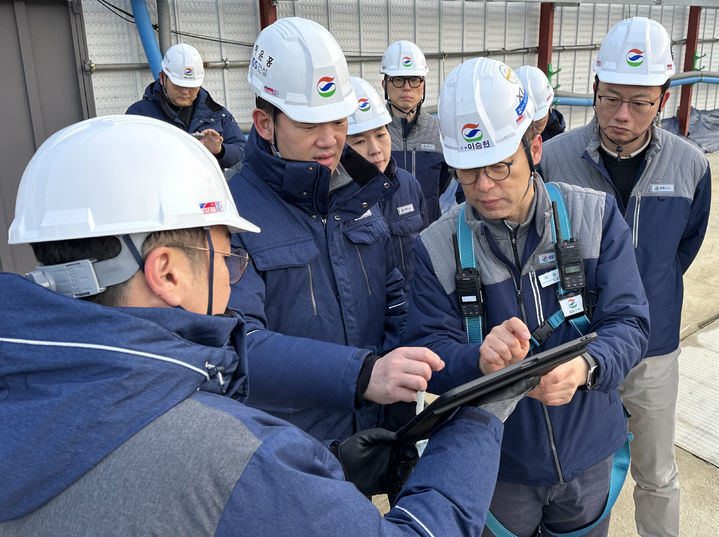 [서울=뉴시스] 허윤홍 GS건설 대표가 지난 3월 '안전 점검의 날' 행사에서 AI 활용 사례를 점검하는 모습. (사진=GS건설 제공) 2025.05.03. photo@newsis.com *재판매 및 DB 금지