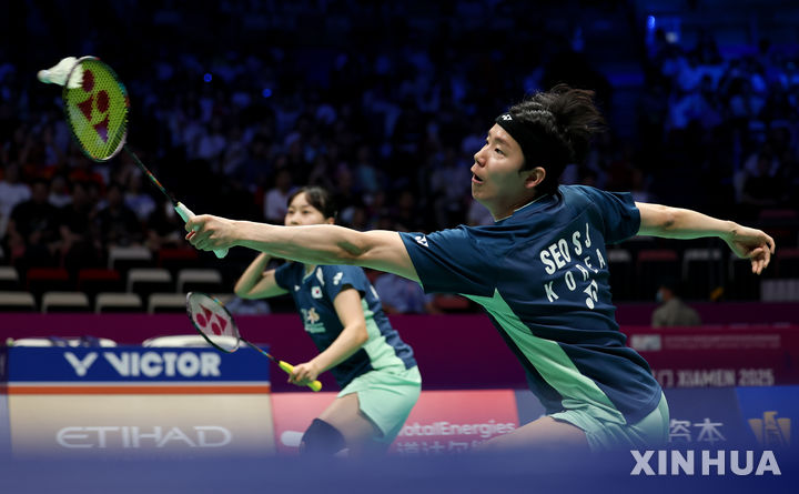 [샤먼=신화/뉴시스] 서승재(오른쪽)와 채유정이 지난달 30일(현지 시간) 중국 푸젠성 샤먼에서 열린 2025 세계배드민턴연맹(BWF) 수디르만컵 대만과의 조별 리그 B조 3차전 혼합복식 1경기에서 첸정콴-쉬인후이 조와 경기하고 있다. 서승재-채유정이 2-0(21-12 21-10)으로 이기고 이미 8강 진출을 확정한 한국은 매치 스코어 4-1로 승리하며 3연승을 거뒀다. 2025.05.01.