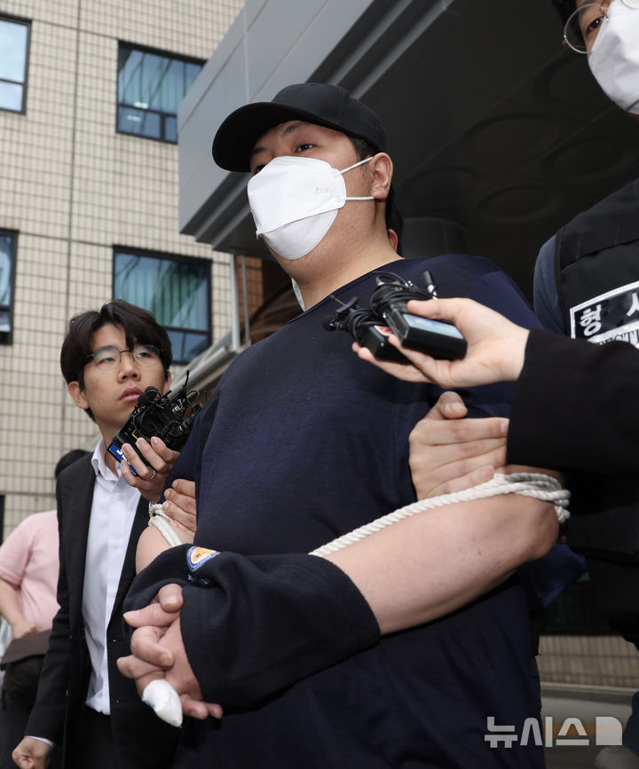 [서울=뉴시스] 김명년 기자 = 서울 강북구 미아동 마트에서 흉기를 휘둘러 1명을 살해하고 1명을 다치게 한 김성진(32·남)이 1일 오전 서울 강북경찰서에서 검찰로 송치되고 있다. 2025.05.01. kmn@newsis.com