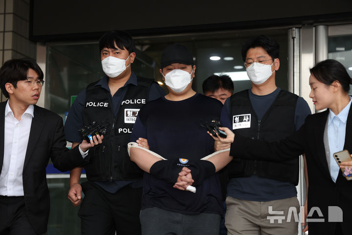 [서울=뉴시스] 김명년 기자 = 서울 강북구 미아동 마트에서 흉기를 휘둘러 1명을 살해하고 1명을 다치게 한 김성진(33·남)이 1일 오전 서울 강북경찰서에서 검찰로 송치되고 있다. 2025.05.01. kmn@newsis.com