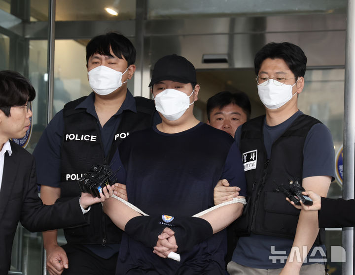 [서울=뉴시스] 김명년 기자 = 서울 강북구 미아동 마트에서 흉기를 휘둘러 1명을 살해하고 1명을 다치게 한 김성진(33·남)이 1일 오전 서울 강북경찰서에서 검찰로 송치되고 있다. 2025.05.01. kmn@newsis.com