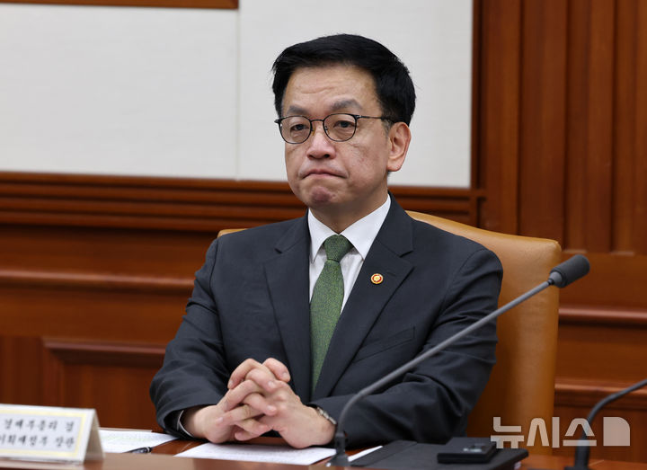 [서울=뉴시스] 배훈식 기자 = 최상목 경제부총리 겸 기획재정부 장관이 지난 5월1일 오전 서울 종로구 정부서울청사에서 열린 경제관계장관회의 겸 산업경쟁력강화 관계장관회의에서 굳은 표정을 하고 있다. 2025.05.01. dahora83@newsis.com