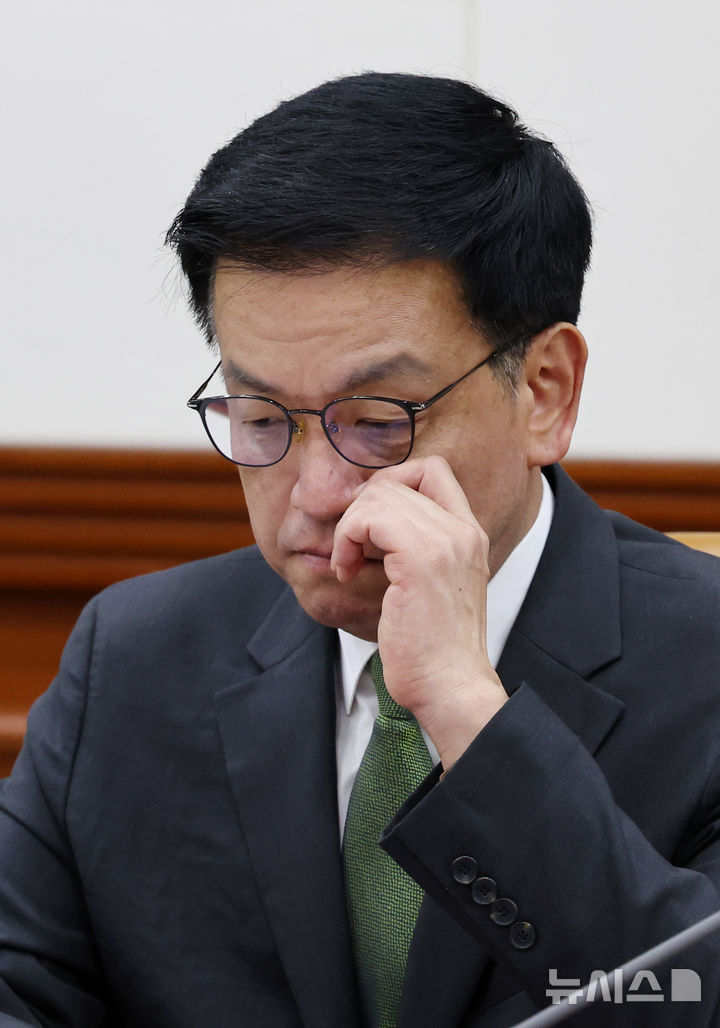 [서울=뉴시스] 배훈식 기자 = 최상목 경제부총리 겸 기획재정부 장관이 1일 오전 서울 종로구 정부서울청사에서 열린 경제관계장관회의 겸 산업경쟁력강화 관계장관회의에서 안경을 고쳐쓰고 있다. 2025.05.01. dahora83@newsis.com