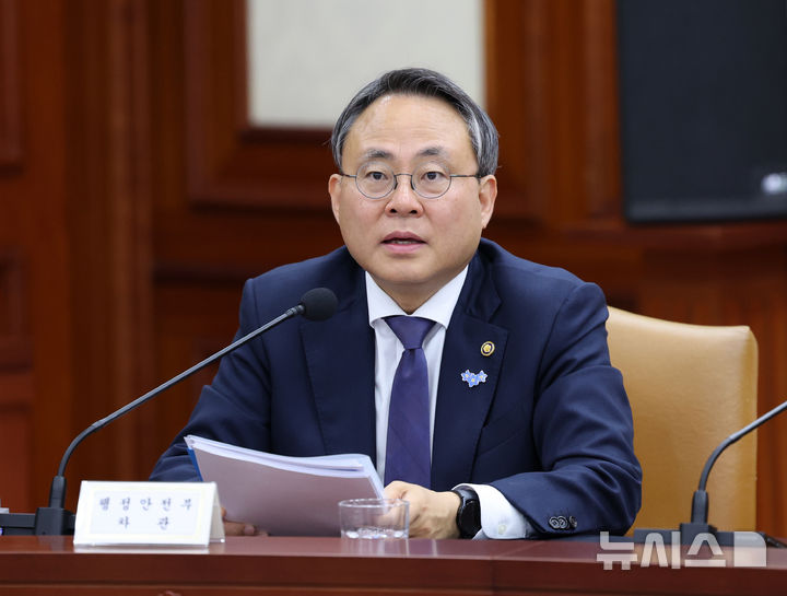 [서울=뉴시스] 배훈식 기자 = 고기동 행정안전부 차관이 1일 오전 서울 종로구 정부서울청사에서 열린 경제관계장관회의 겸 산업경쟁력강화 관계장관회의에서 발언하고 있다. 2025.05.01. dahora83@newsis.com