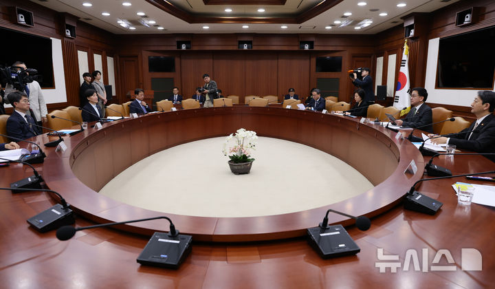 [서울=뉴시스] 배훈식 기자 = 최상목 경제부총리 겸 기획재정부 장관이 1일 오전 서울 종로구 정부서울청사에서 경제관계장관회의 겸 산업경쟁력강화 관계장관회의를 하고 있다. 2025.05.01. dahora83@newsis.com