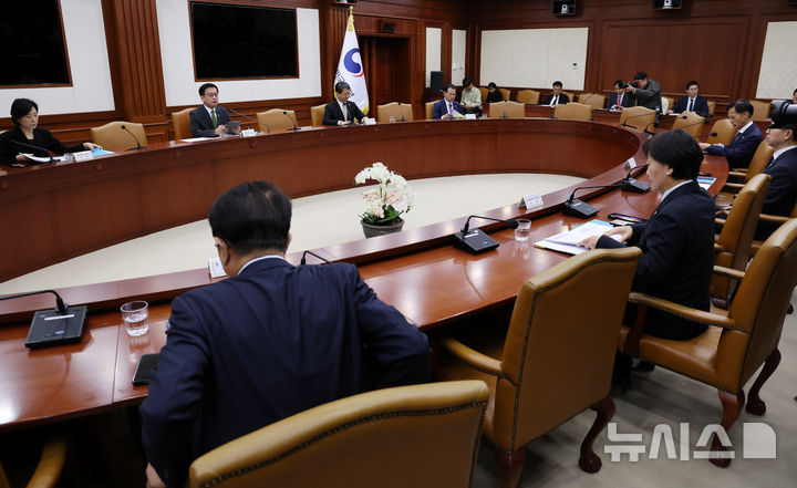 [서울=뉴시스] 배훈식 기자 = 최상목 경제부총리 겸 기획재정부 장관이 1일 오전 서울 종로구 정부서울청사에서 경제관계장관회의 겸 산업경쟁력강화 관계장관회의를 하고 있다. 2025.05.01. dahora83@newsis.com