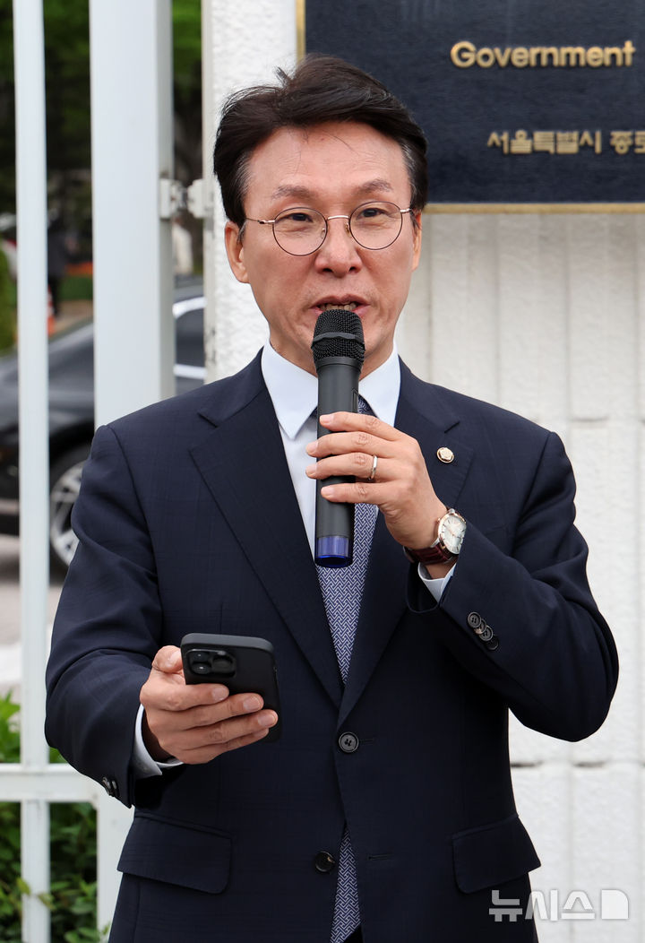 [서울=뉴시스] 배훈식 기자 = 김민석 더불어민주당 수석 최고위원이 1일 오전 서울 종로구 정부서울청사 앞에서 한덕수 대통령 권한대행 국무총리 규탄 기자회견을 하고 있다. 2025.05.01. dahora83@newsis.com