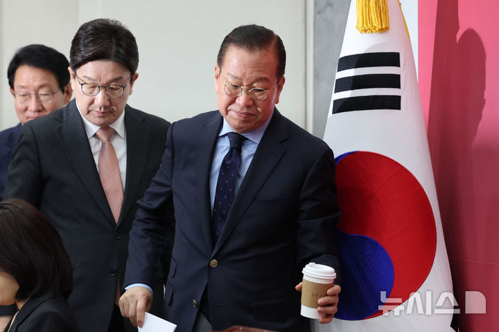 [서울=뉴시스] 권창회 기자 =권영세 국민의힘 비상대책위원장과 권성동 원내대표가 1일 오전 서울 여의도 국회에서 열린 비상대책위원회의에 참석하고 있다. 2025.05.01. kch0523@newsis.com