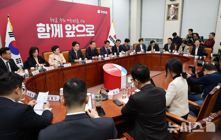 [서울=뉴시스] 권창회 기자 =권영세 국민의힘 비상대책위원장이 1일 오전 서울 여의도 국회에서 열린 비상대책위원회의에서 발언하고 있다. 2025.05.01. kch0523@newsis.com