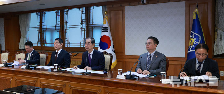 [서울=뉴시스] 고범준 기자 = 한덕수 대통령 권한대행 국무총리가 1일 서울 종로구 정부서울청사에서 열린 안보관계장관회의에서 발언하고 있다. 2025.05.01. bjko@newsis.com