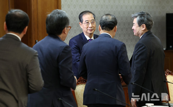 [서울=뉴시스] 고범준 기자 = 한덕수 대통령 권한대행 국무총리가 1일 서울 종로구 정부서울청사에서 열린 안보관계장관회의에 참석하며 조태용(오른쪽부터) 국정원장, 김영호 통일부 장관, 조태열 외교부 장관, 김선호 국방부장관 직무대행과 악수하고 있다. 2025.05.01. bjko@newsis.com